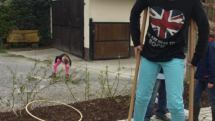 Konstanze versucht sich an den Stelzen.