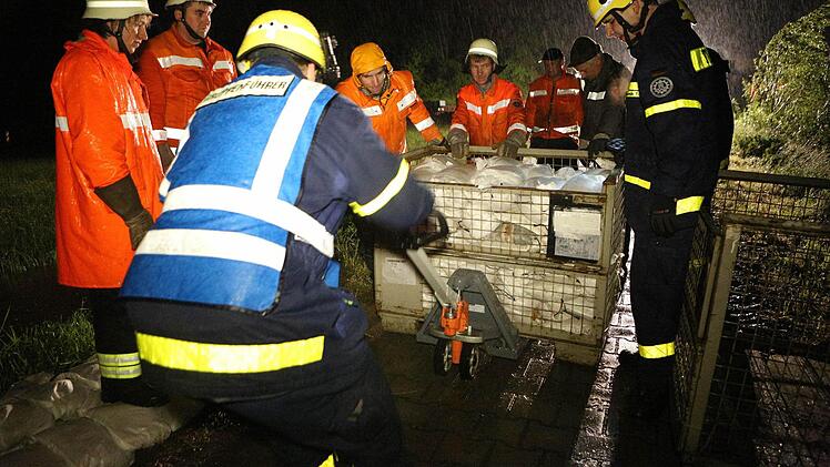 Mit vereinten Kräften kämpften Feuerwehr und THW in der Nacht auf Montag gegen einen drohenden Dammbruch am Tretzendorfer Weiher. Foto: News5 / Herse