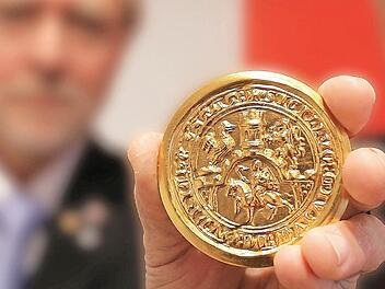 Die goldene Stadtmedaille, die allerdings nicht aus Gold ist, bekamen in einer Feierstunde zwei langjährige Stadträte. Norbert Reiter war 36 Jahre dabei, Karl-Peter Will 30 Jahre.  Fotos: Dieter Britz