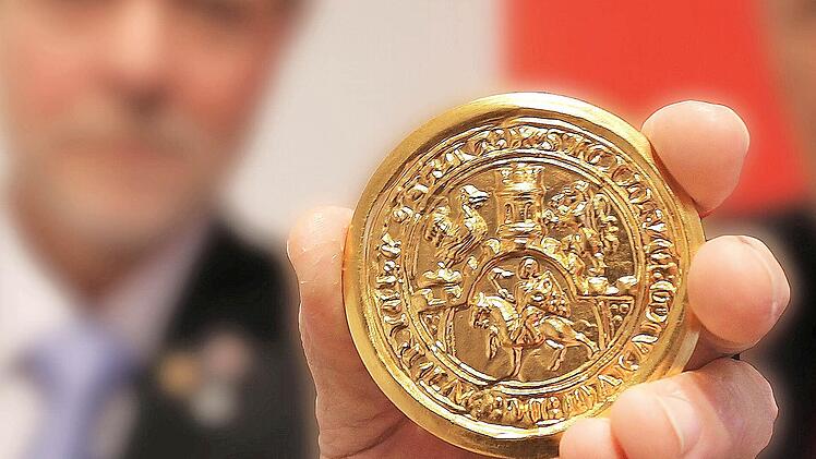 Die goldene Stadtmedaille, die allerdings nicht aus Gold ist, bekamen in einer Feierstunde zwei langjährige Stadträte. Norbert Reiter war 36 Jahre dabei, Karl-Peter Will 30 Jahre.  Fotos: Dieter Britz