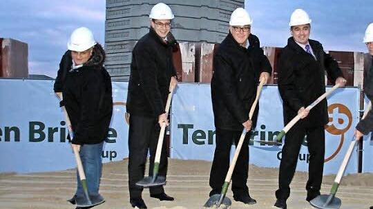 Beim symbolischen Spatenstich: Albert Klein, Sprecher der Baur-Geschäftsführung, Landrat Christian Meißner, Hans Schneider Geschäftsführer von Konzeptbau, Bürgermeister Robert Hümmer und Projektleiter Michael Bußkamp von Ten Brinke (von links).  Foto: Thomas Heuchling