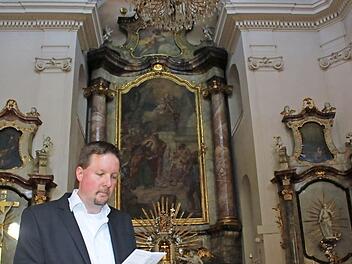 Thomas Menz schaut vergeblich in die Gottesdienstordnung. Sonntags gibt es zur Zeit keine Heilige Messe in der Jakobuskirche mehr. Foto: Thomas Mäuser