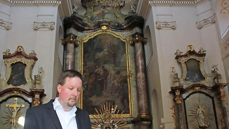 Thomas Menz schaut vergeblich in die Gottesdienstordnung. Sonntags gibt es zur Zeit keine Heilige Messe in der Jakobuskirche mehr. Foto: Thomas Mäuser