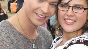 Für Lisa Wunderlich (18) aus Hofheim ein toller Augenblick: ein Bild mit Julian David.