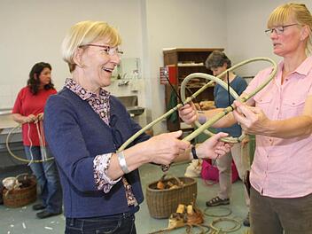 Bei Anne Mette Hjornholm (re.) will Hiltrud Schön-Abt (re.) einen Korb in Chaos-Geflecht anfertigen.  Foto: Völk