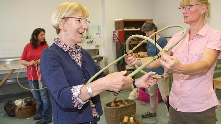 Bei Anne Mette Hjornholm (re.) will Hiltrud Schön-Abt (re.) einen Korb in Chaos-Geflecht anfertigen.  Foto: Völk
