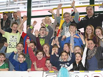 Groß war die Freude bei den Anhängern der Sander Ministranten. Zusammen mit den Fans aus Theres gewannen sie den Fanpreis beim Ministranten-Hallenturnier in Haßfurt. Foto: Helmut Will
