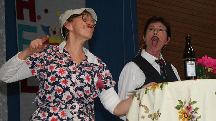 Trampel und Schnösel alias Elisabeth Ort (l.) und Regina Baumgärtner beim Fränkisch-Sprachkurs Foto: Evi Seeger
