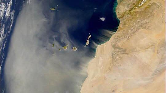 W&uuml;stenst&uuml;rme &uuml;ber der Sahara sind f&uuml;r den Blutregen verantwortlich. Foto: NASA