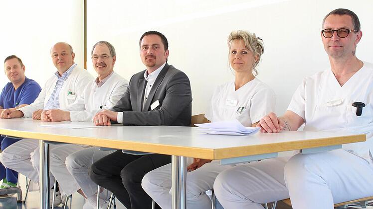 Roy Hoffmann (Chefarzt Innere Medizin-Kardiologie), Uwe Fleischmann (Chefarzt Anästhesie), Eike Dedow (Ärztlicher Direktor), Daniel Frische (Geschäftsführer), Ramona Voigt (Pflegedienstleitung) und Manfred Burdich (Betriebsratsvorsitzender) bei der Pressekonferenz.  Fotos: Lisa Kieslinger