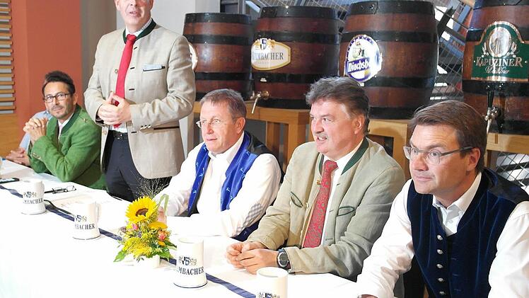 Der Vorstandssprecher der Kulmbacher Brauerei, Markus Stodden (stehend), bei der Begrüßung der Gäste im Museumsfoyer.