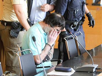 Weil er zu Prozessbeginn ausfallend war und einen Polizisten verletzt hatte, hatte man dem Angeklagten Handschellen angelegt, die an einem Bauchgurt befestigt sind. Foto: Harald Schreiber