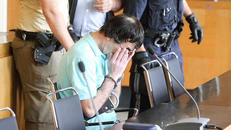 Weil er zu Prozessbeginn ausfallend war und einen Polizisten verletzt hatte, hatte man dem Angeklagten Handschellen angelegt, die an einem Bauchgurt befestigt sind. Foto: Harald Schreiber