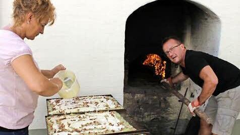 Nach den Broten kam der Zwiebelkuchen in den Holzbackofen. Foto: Evi Seeger
