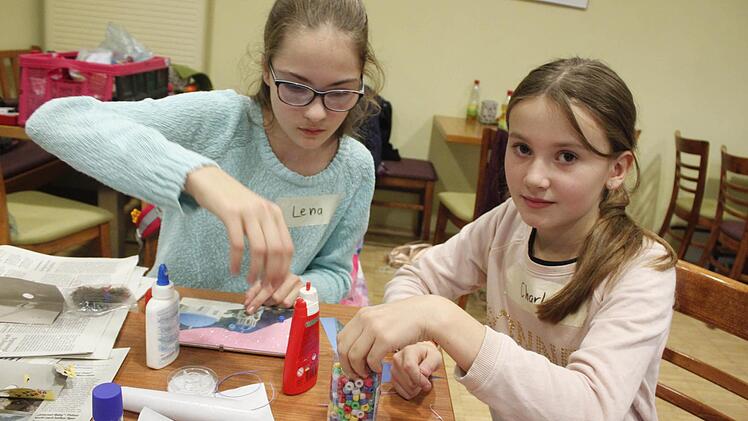 Lena (11 Jahre, links) und Charlotte (9 Jahre) basteln am Buß- und Bettag Weihnachtsdeko in der Cafeteria des Landratsamtes.