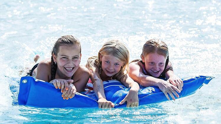 Spa&szlig; im Wasser und rund um die Becken gibt es am kommenden Samstag beim Tag der offenen T&uuml;r im Freibad Hallstadt. Foto: pr