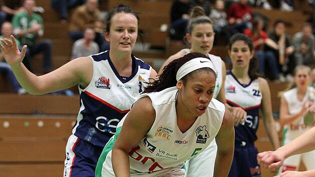 Die Bambergerin Jamiyah Bethune l&auml;sst Alise Karlsone (hinten) von den Krofdorf Knights nicht an den Ball kommen - eine Szene aus dem Hinspiel. Foto: sportpress