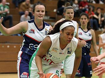 Die Bambergerin Jamiyah Bethune lässt Alise Karlsone (hinten) von den Krofdorf Knights nicht an den Ball kommen - eine Szene aus dem Hinspiel. Foto: sportpress