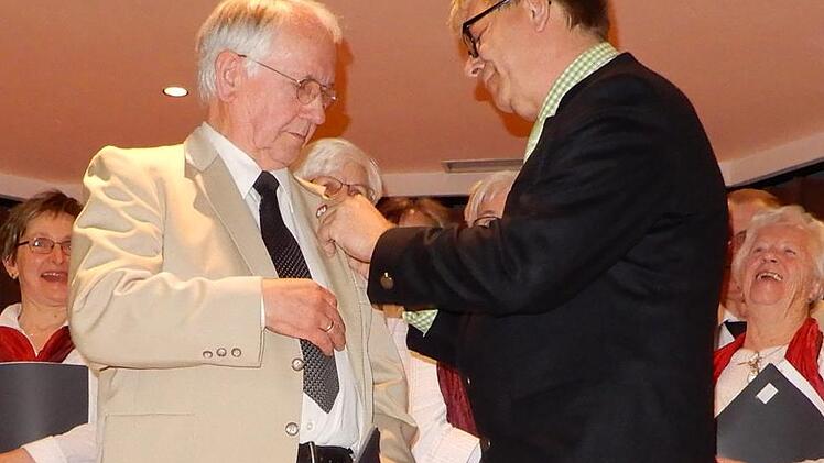 40 Jahre treuer S&auml;nger im Eyrichshofer Chor: Georg Przybilski (links) erhielt die Ehrennadel des Fr&auml;nkischen S&auml;ngerbundes durch Michael Diekmann.H. Schneider