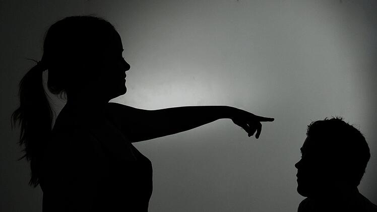 Gewalt in Partnerschaften ist ein Tabuthema. Noch viel mehr, wenn sich die Gewalt gegen M&auml;nner richtet - dar&uuml;ber wird kaum &ouml;ffentlich gesprochen. Doch sie existiert.  Foto: Jan-Philipp Strobel/dpa