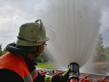 Mit dem Strahlrohr zu löschen kostet schon einen enormen Kraftaufwand. Immerhin kommt das Wasser mit einem Druck von acht  bar.  Hanns Friedrich