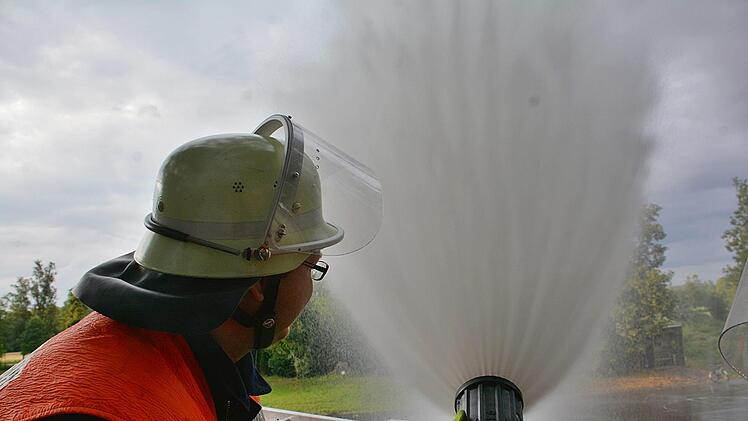 Mit dem Strahlrohr zu löschen kostet schon einen enormen Kraftaufwand. Immerhin kommt das Wasser mit einem Druck von acht  bar.  Hanns Friedrich