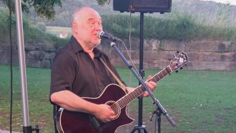 Der Bamberger Songpoet Wolfgang Buck präsentierte am Mittwoch auf der Festung Rosenberg sein aktuelles Solo-Bühnenprogramm "Des Gwärch & des Meer".Heike Schülein