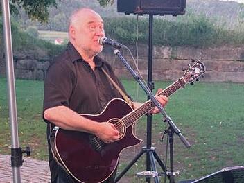 Der Bamberger Songpoet Wolfgang Buck pr&auml;sentierte am Mittwoch auf der Festung Rosenberg sein aktuelles Solo-B&uuml;hnenprogramm "Des Gw&auml;rch & des Meer".Heike Sch&uuml;lein