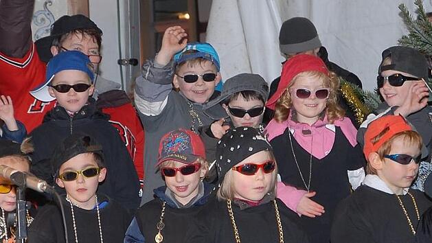 Die Darbietungen der Kinder sind ein fester Bestandteil des Lebendigen Adventskalenders seit Anfang an. Der Herzogenauracher Nachwuchs wechselt sich auch in diesem Jahr mit K&uuml;nstlern aus der ganzen Region ab. Unser Foto stammt aus dem Jahr 2009 und zeigt einen Auftritt des Kindergartens St. Magdalena.  Foto: Bernhard Panzer (Archiv)