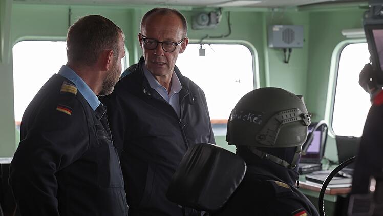Bundeskanzler Merz besucht Marine