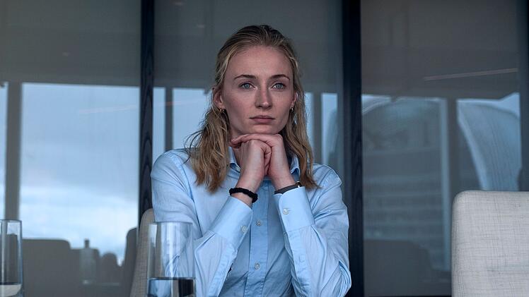 An einem scheinbar gew&ouml;hnlichen Arbeitstag wird Zara (Sophie Turner) b&ouml;se &uuml;berrascht.