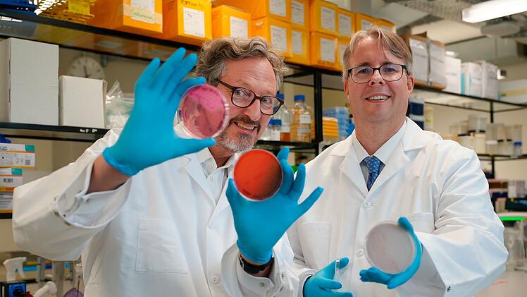 Der Mikrobiologe Adrian Egli (rechts) zeigt Eckart von Hirschhausen Petrischalen mit Bakterienkulturen aus dem menschlichen Dickdarm.