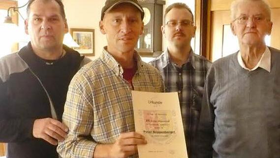 Holger Schulz (l.), und Rainer Haagen (3. v. l.) ehrten Peter Noppenberger (2. v. l.) und Rudolf Hahn.