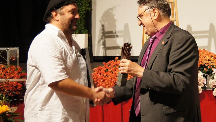 Stefan Kügel (l.) bekam den Kulturpreis von Eberhard Irlinger überreicht.
