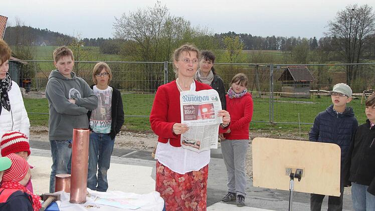 Auch eine Seite der Bayerischen Rundschau wird mit eingebaut. Foto: Jürgen Gärtner.
