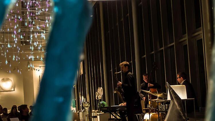 Impressionen vom Gastspiel des Konstantin Herleinsberger Quartetts im Glasmuseum Rosenau.Foto: Jochen Berger