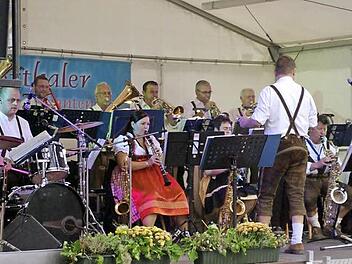 Das Straßenweinfest der Feuerthaler ist weit über die Landkreisgrenzen bekannt und beliebt. Die Stimmungskapelle feiert in zwei Jahren ihren 50. Geburtstag. Fotos: Winfried Ehling