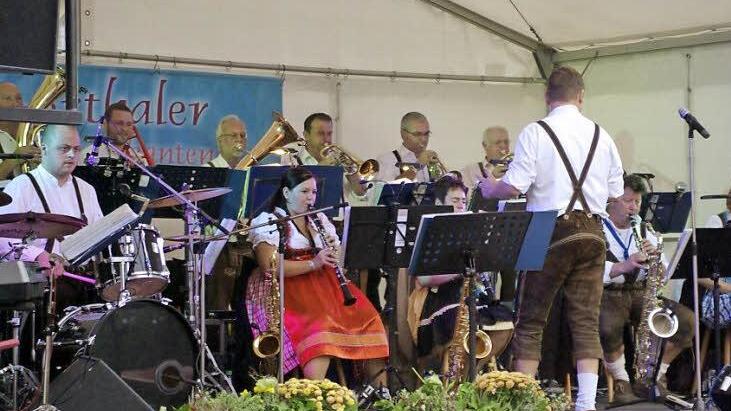 Das Straßenweinfest der Feuerthaler ist weit über die Landkreisgrenzen bekannt und beliebt. Die Stimmungskapelle feiert in zwei Jahren ihren 50. Geburtstag. Fotos: Winfried Ehling