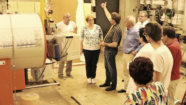 Die komplizierte Konstruktion mit der Beheizung von Schule und neuer Turnhalle erläuterte Bürgermeister Roland Wolfrum der SPD-Bundestagsabgeordneten Anette Kramme (Zweite von links) beim Rundgang im Keller des Stadtsteinacher Schulhauses. Foto: Klaus Klaschka