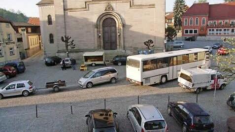 Rund 8000 Fahrzeuge fahren pro Tag über den Eltmanner Marktplatz. Der Kleinstein-Pflasterbelag ist der Belastung nicht gewachsen.