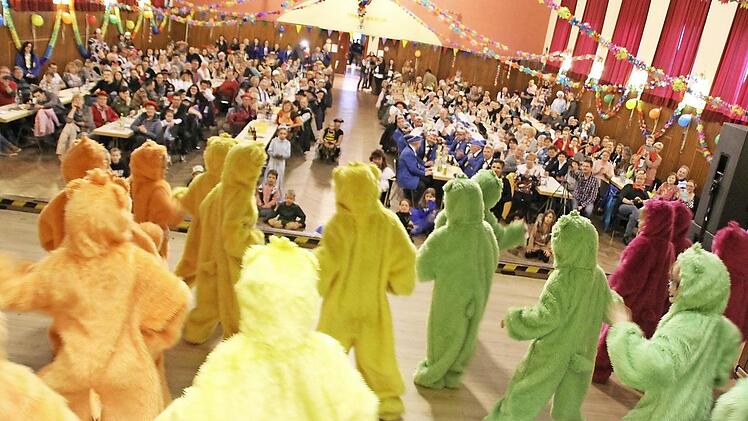 Die von Mandy Gräf trainierte Purzel-Garde tanzte in einem Kolpingshaus voller Narren.