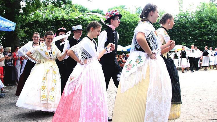 Alle Tänzer zogen auf den Festplatz ein. Foto: Richard Sänger