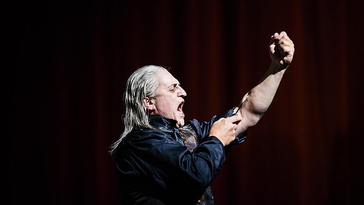 Die Neuinszenierung von Puccinis Oper "Tosca" eröffnete den Premieren-Reigen am Landestheater Coburg.Den Scarpia verkörpert Michael Lion..Foto: Sebastian Buff