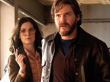 "7 Tage in Entebbe": Daniel Brühl spielt den Flugzeugentführer Wilfried Böse (im Hintergrund: Rosamund Pike).Liam Daniel