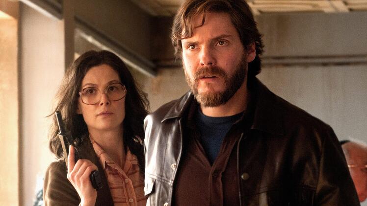 "7 Tage in Entebbe": Daniel Brühl spielt den Flugzeugentführer Wilfried Böse (im Hintergrund: Rosamund Pike).Liam Daniel