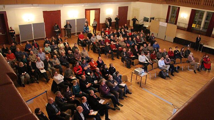 Bei einem "Lokalforum" im Redoutensaal in Erlangen diskutierten Bürger mit Vertretern des Zweckverbands Stadt-Umland-Bahn (StUB) über Varianten der Regnitzquerung. Foto: Christian Bauriedel