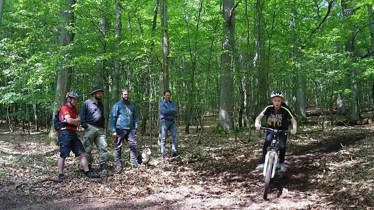 MTB-Trainer Andreas Schubert, Jakob Schlund und Philipp Bausch von den Bayerischen Staatsforsten sowie Realschulleiter Michael Kreil (v.l.n.r.) freuen sich mit den Schülern über den neuen MTB-Trail. Stephanie Elm