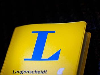 Auch wenn Deutsche miteinander sprechen, kann manchmal ein Wörterbuch nützlich sein.Symbolbild: Maja Hitij/dpa