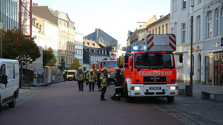 Am Montag gab es einen Gro&szlig;einsatz in Hof: Ein toter Mann war auf einem Dach gefunden worden. Foto: NEWS5 / Fricke