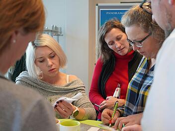 Gemeinsam wurde im Workshop besprochen, welche Sehensw&uuml;rdigkeiten in der Rh&ouml;n auf Suchmaschinen im Internet besonders schnell und gut zu finden sein m&uuml;ssen. Kathrin Kupka-Hahn